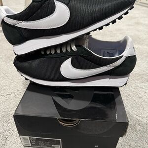 Nike Men's Black and White Retro Sneakers